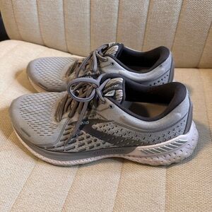 Women’s Brooks Adrenaline Athletic Running Shoes size 9.5